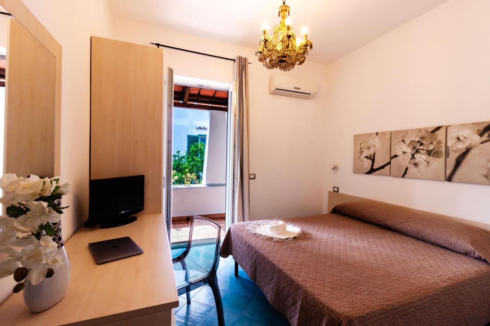 Don Giorgio Rooms & Apartments อีสเกีย ภายนอก รูปภาพ
